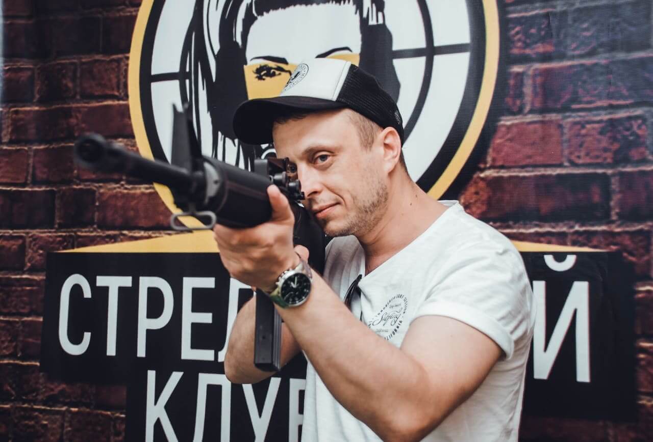 Парень целится